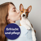 Frau hat Hund auf der Schulter und gibt einen Kuss - Erfrischt und pflegt