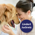Frau kuschelt mit Hund - Lindert Juckreiz
