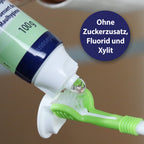 Canosept Zahnpasta wird auf Zahnbürste aufgetragen - Ohne Zuckerzusatz, Fluorid und Xylit